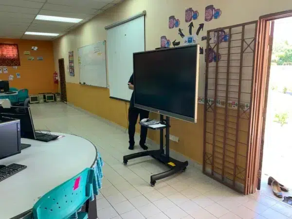sekolah-kebangsaan-chenderah-interactive-smartboard-002