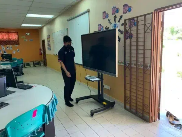sekolah-kebangsaan-chenderah-interactive-smartboard-003