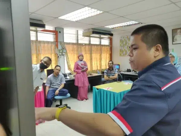 sekolah-kebangsaan-pendidikan-khas-ipoh-interactive-smartboard-005
