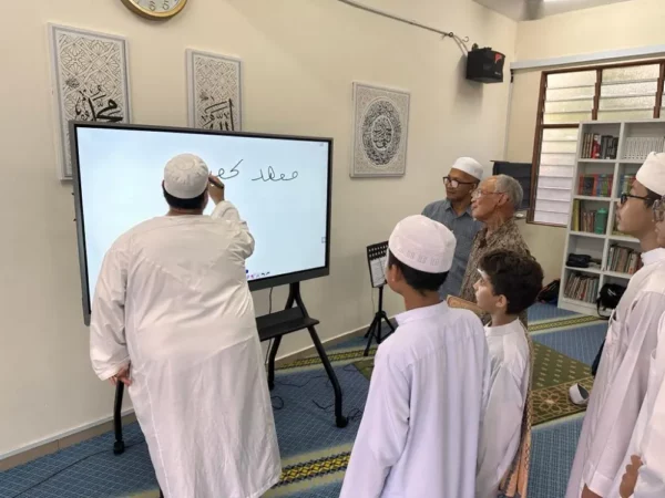 smartboard-100-65inch-pertubuhan-kebajikan-amal-al-ummah-014
