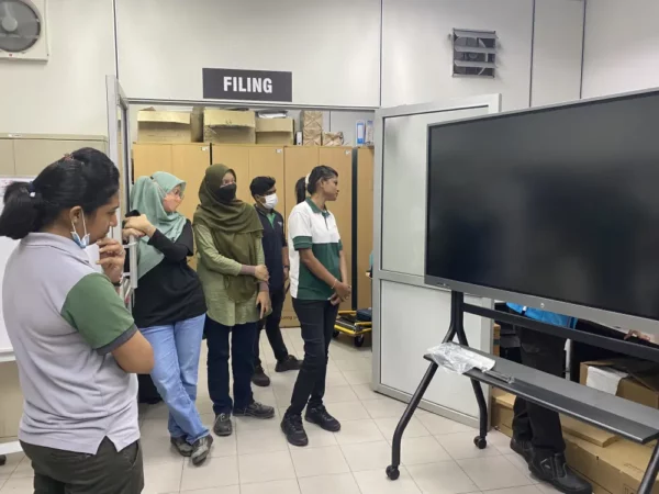 smartboard-65inch-smartboard-stand-black-batu-gajah-perak-002