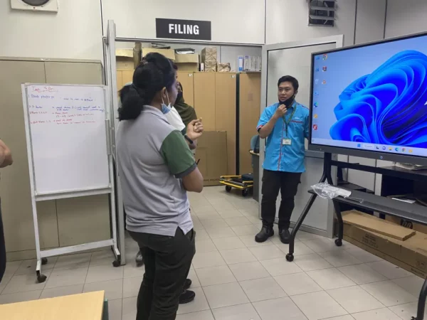 smartboard-65inch-smartboard-stand-black-batu-gajah-perak-003