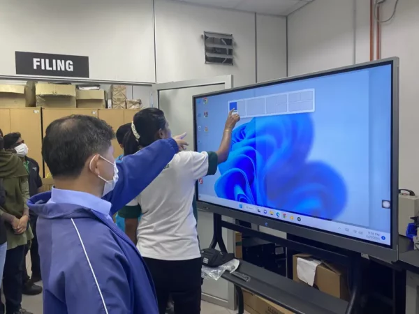 smartboard-65inch-smartboard-stand-black-batu-gajah-perak-006