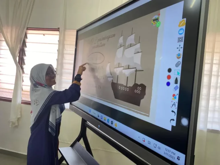 Interactive Smartboard For Smka Tun Rahah 2023 – Complete Solutions smartboard 65inch stand SMKA tun rahah 006