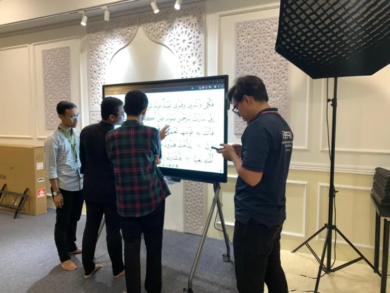 Transforming Quranic Education With Arvia Smartboard At Kmp Academy smartboard arv100 65 KMP Academy 009