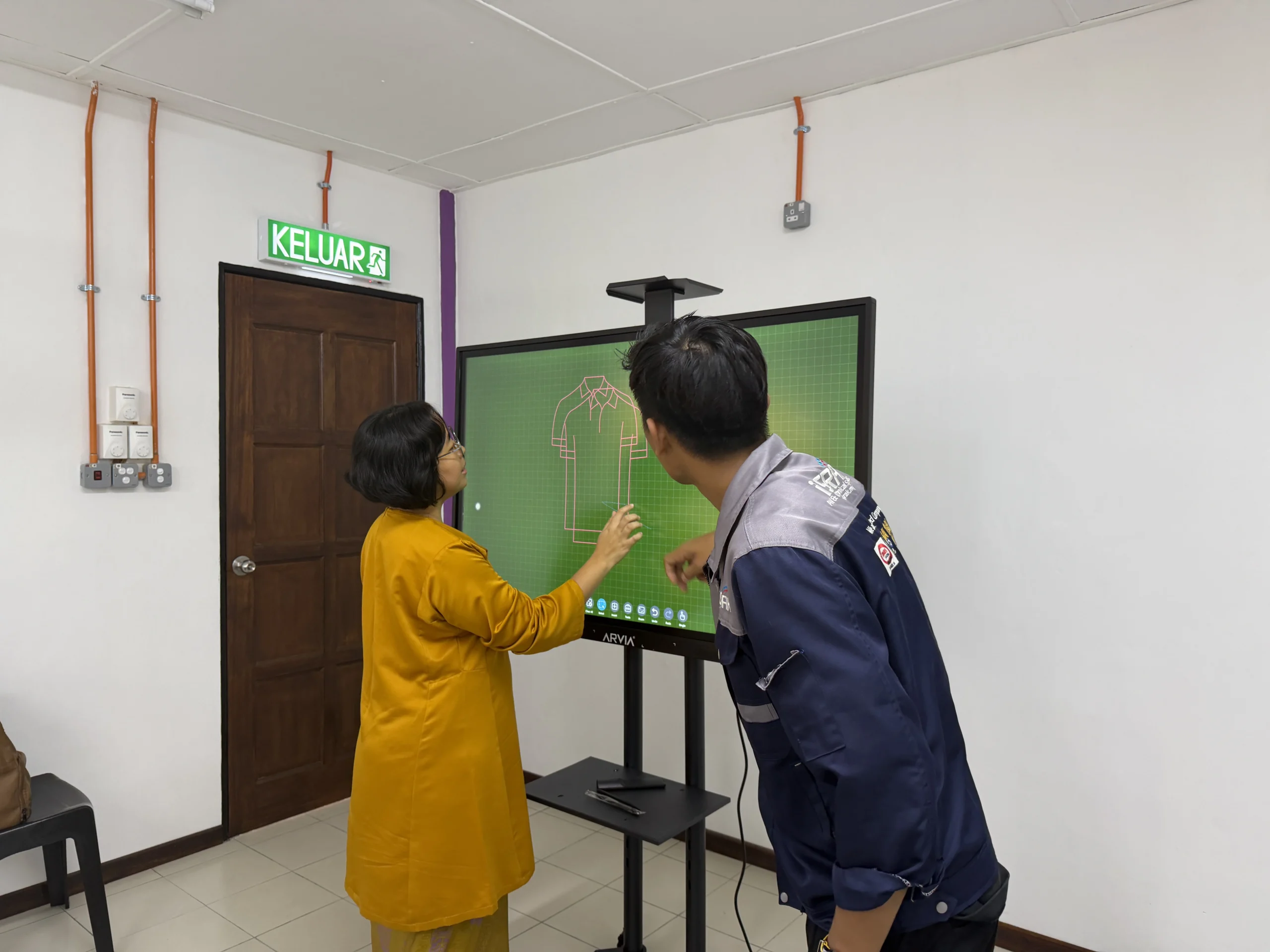 IPerdana Corporation Sponsors ARV200 Interactive Smartboard for SMK Inanam, Sabah Through CSR Initiative