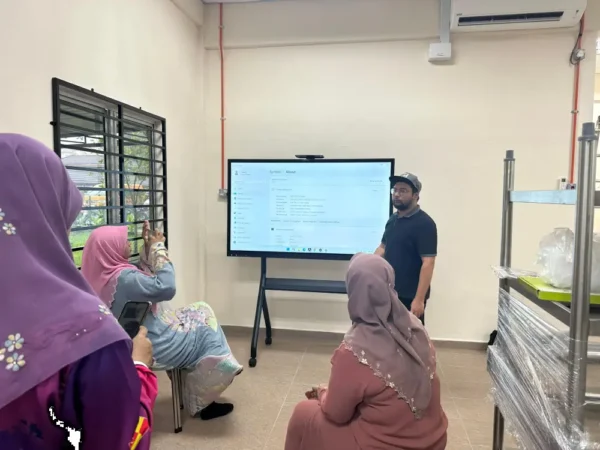 Israk Solutions Empowers SMK Kg Jawa with ARV100-65 Smartboard for Innovative Learning