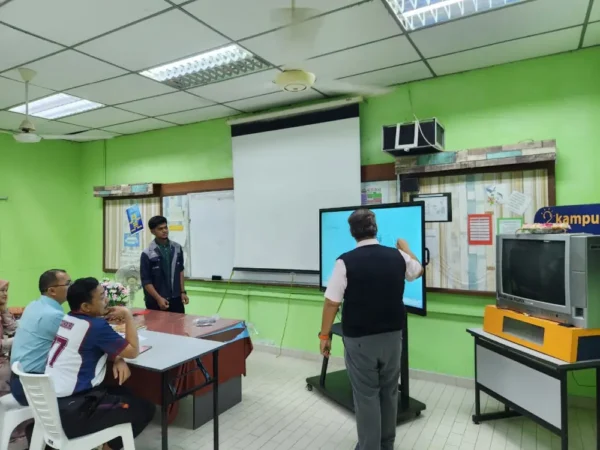 ai smartboard smk rantau petronas israk solutions arvia solutions
