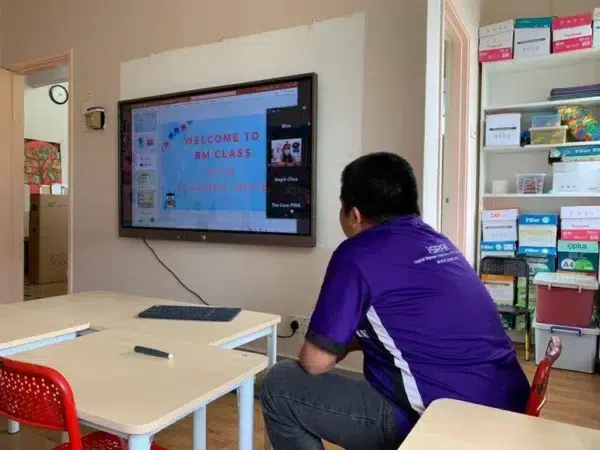 the-core-learning-centre-1st-installation-interactive-smartboard-007