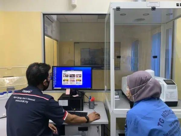 top-glove-digital-signage-monitor-004
