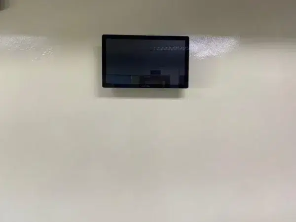 top-glove-digital-signage-monitor-005