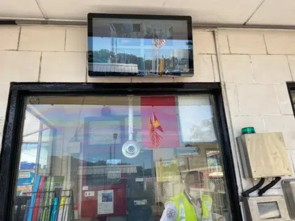 top-glove-digital-signage-monitor-006