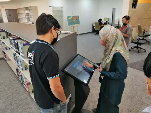 touch-screen-kiosk-perpustakaan-perubatan-tun-abdul-razak-03