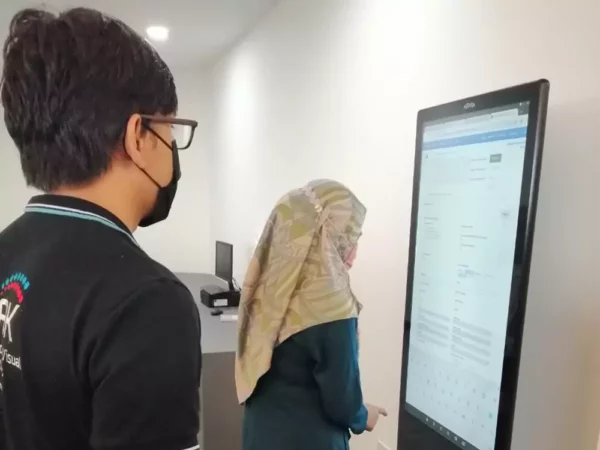 touch-screen-kiosk-perpustakaan-perubatan-tun-abdul-razak-04