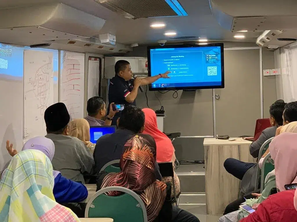 Touchscreen Monitor for Institut Kemajuan Desa (INFRA) 2019- Complete Solutions