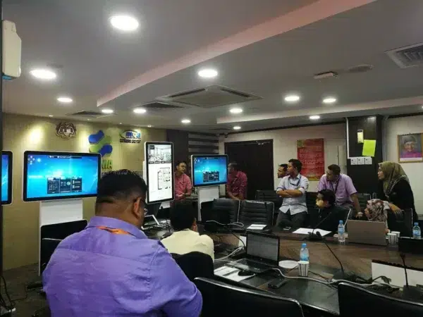 training-fama-touchscreen-floor-standing-kiosk-004