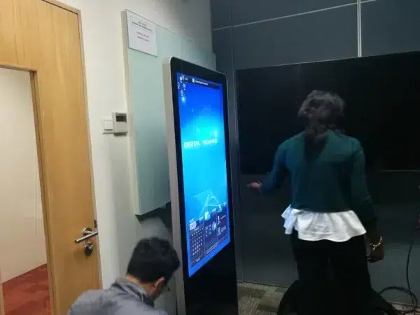 uem-edgental-touchscreen-floor-standing-kiosk-002