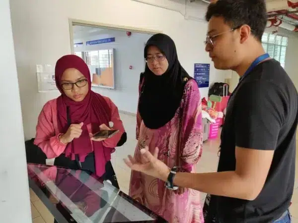 Touchscreen Monitor Kiosk for Universiti Teknologi MARA (UiTM) Seremban 2018- Complete Solutions