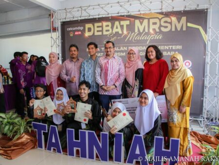 chairman-with-winners-of-debate